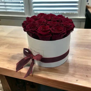 Infinity Roses in hellgrauer Box, Rosen in Dunkelrot