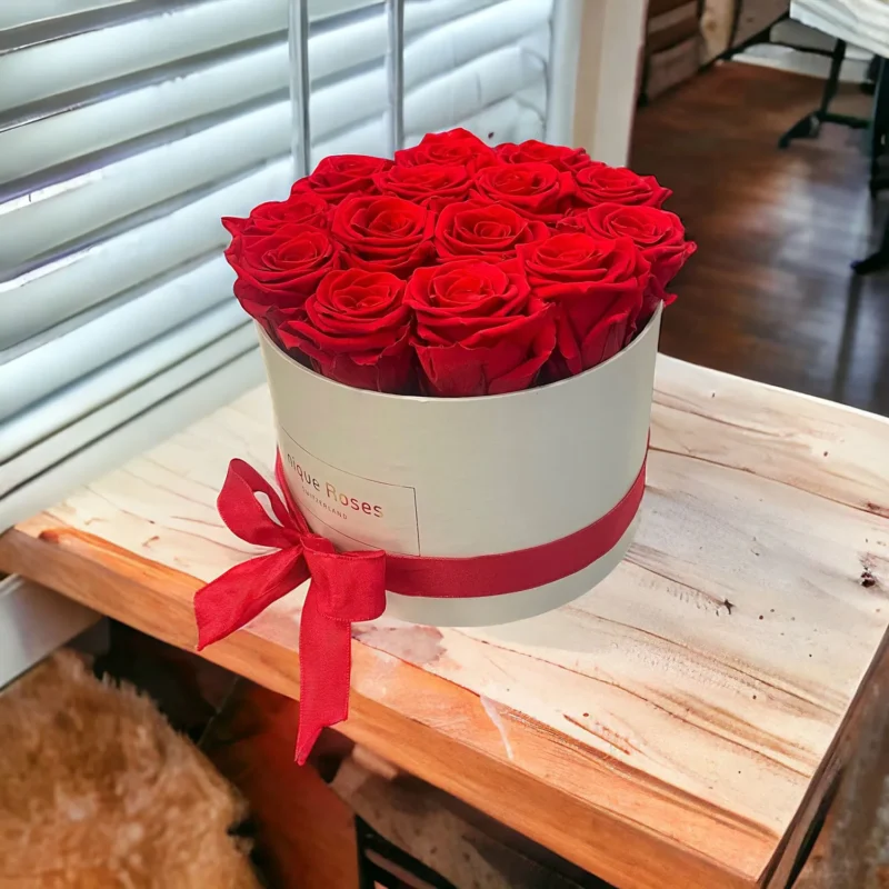 Infinity Roses in una scatola grigio chiaro con rose rosse chiare