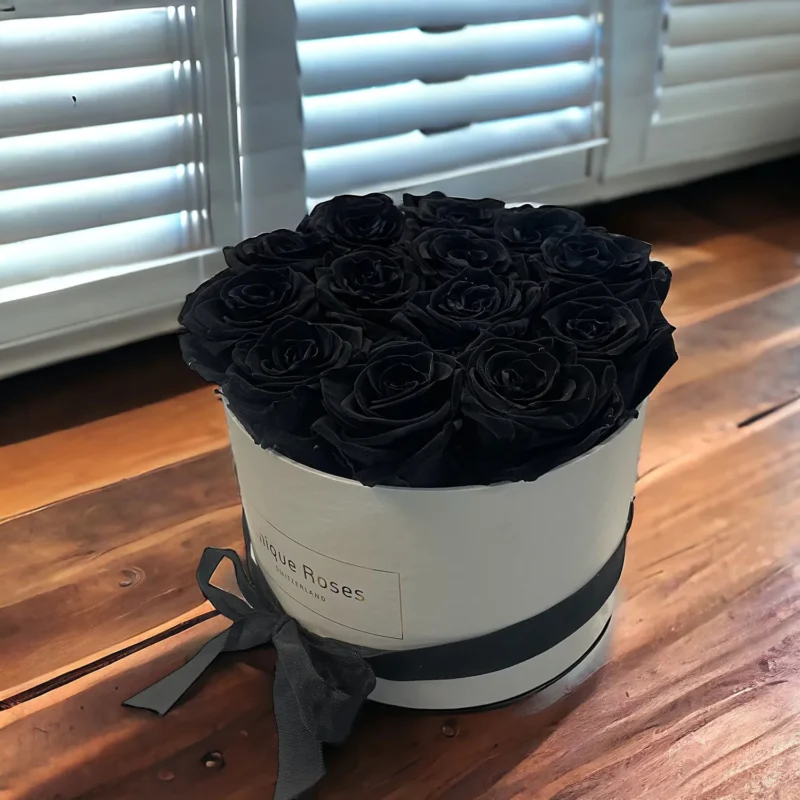 Rose Infinity in scatola grigio chiaro, rose nere