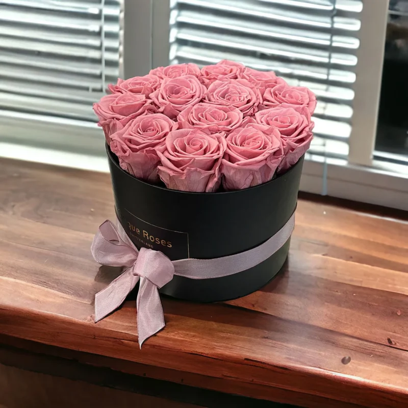 Rose Infinity in scatola nera, rose in rosa scuro