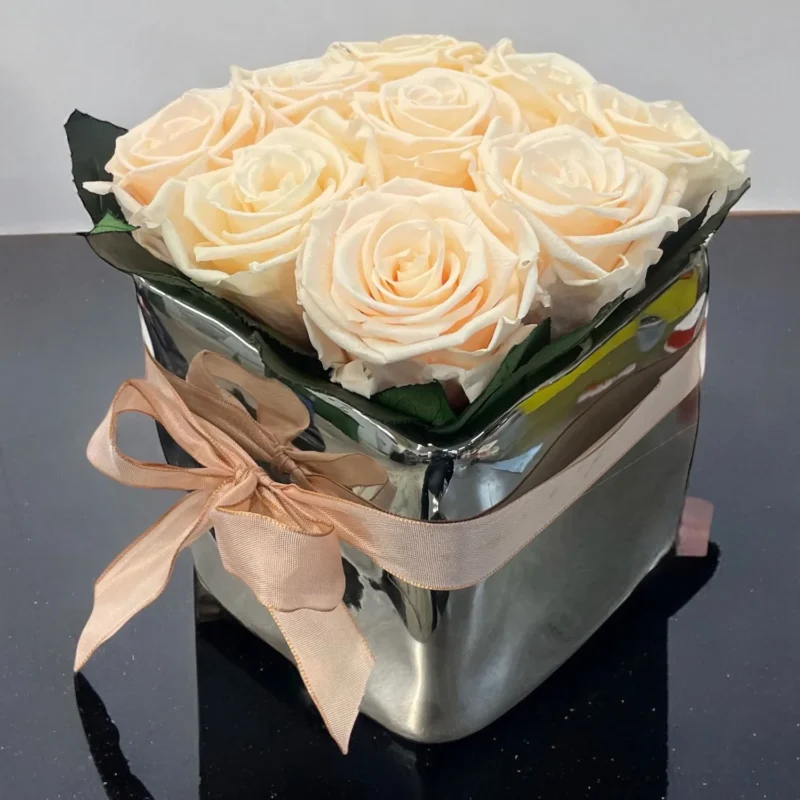 Cubo con 9 rose - crema