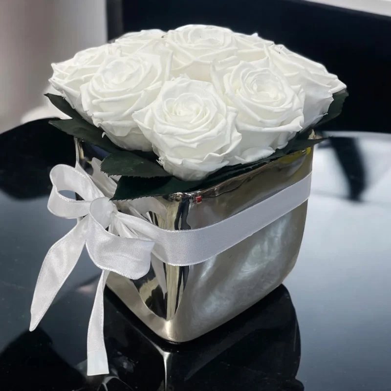 Cubo con 9 rose - bianco