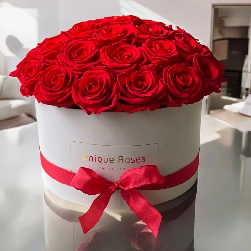 Scatola in stile romantico con rose rosse, circa 35 pezzi