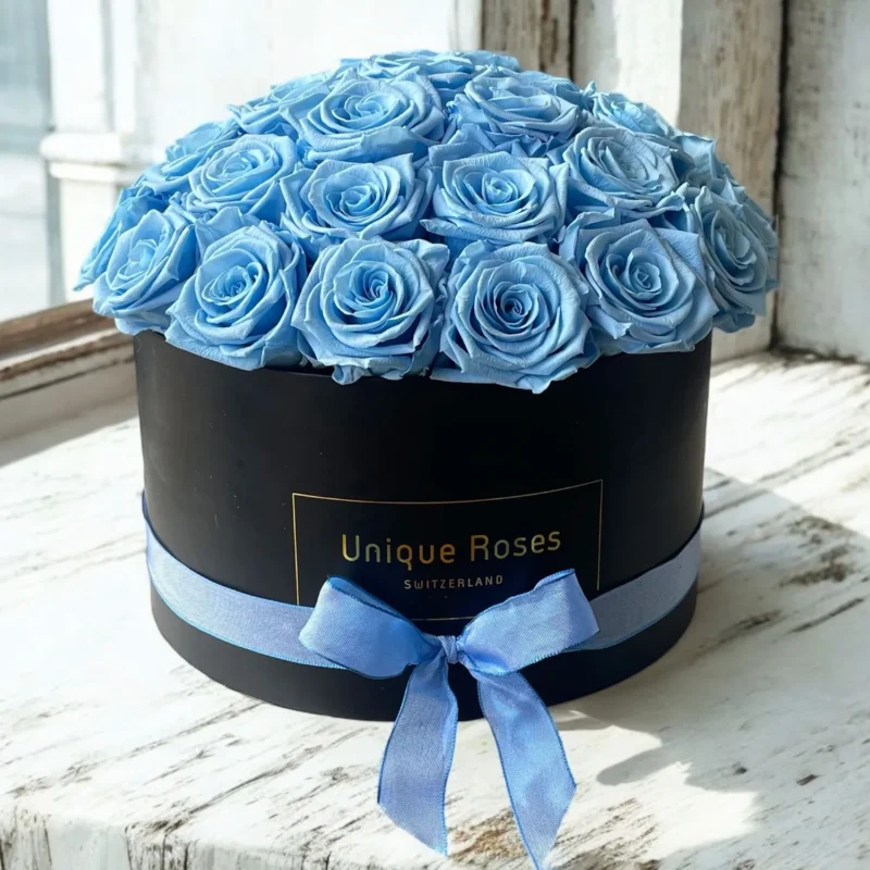 Scatola in stile romantico in nero con circa 35 rose