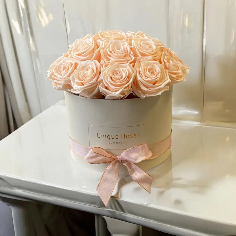 Stile romantico (medio) in scatola grigio chiaro - circa 18 rose